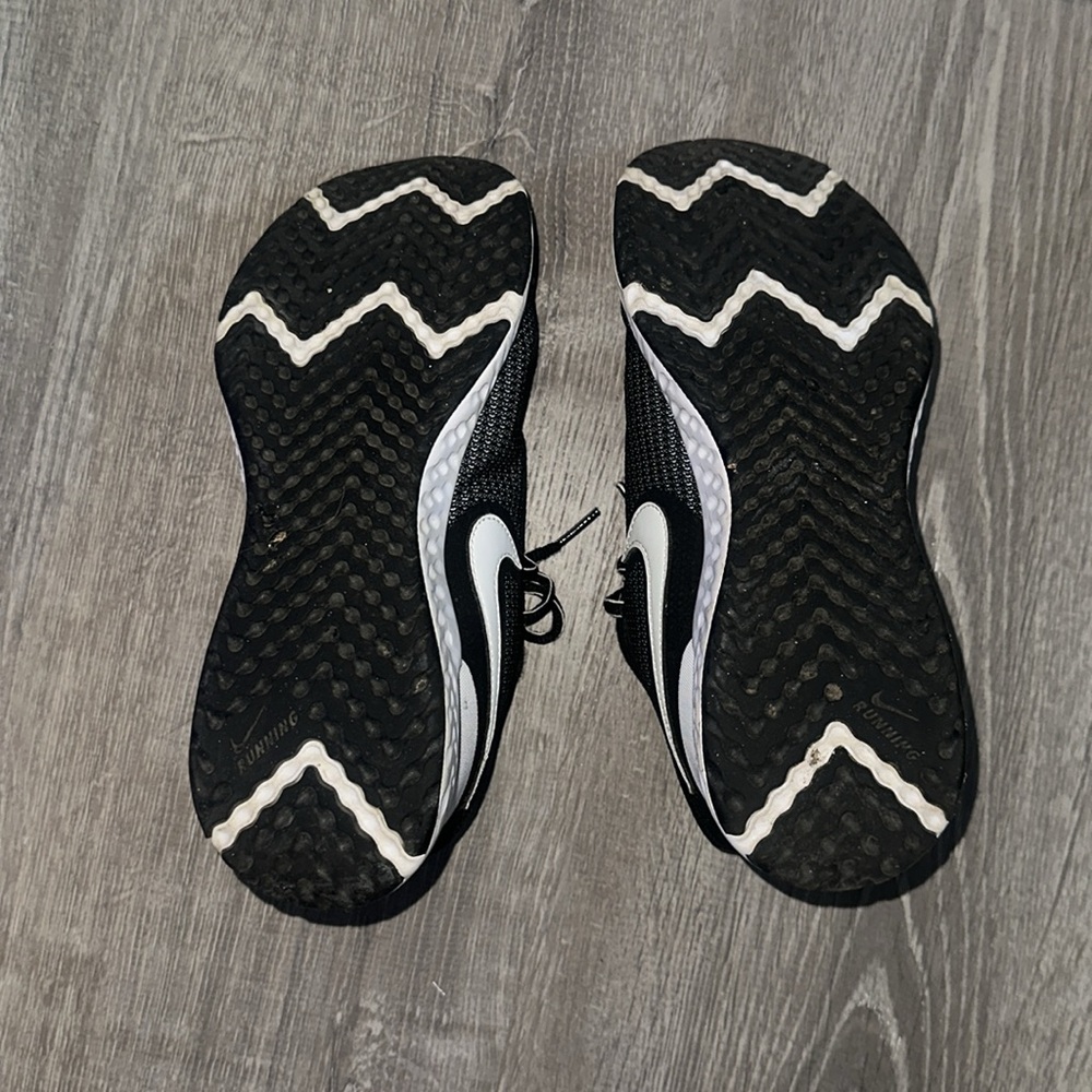 **LIKE NEW** NIKE RUNNING SHOES - Picture 3 of 3